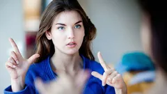 Psicologi: 5 gesti che solo le persone intelligenti usano durante una conversazione