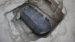 In Egitto scoperto un enorme sarcofago sigillato da 27 tonnellate: cosa hanno trovato al suo interno?